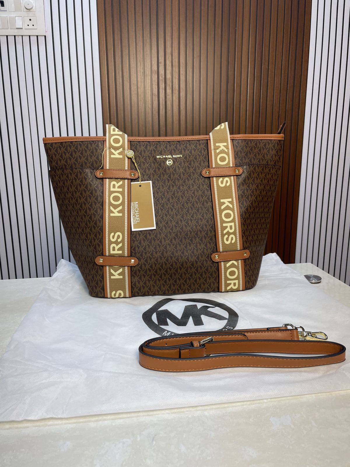 Michael  kors  maeve large tote bag( dust bag sling belt) 89