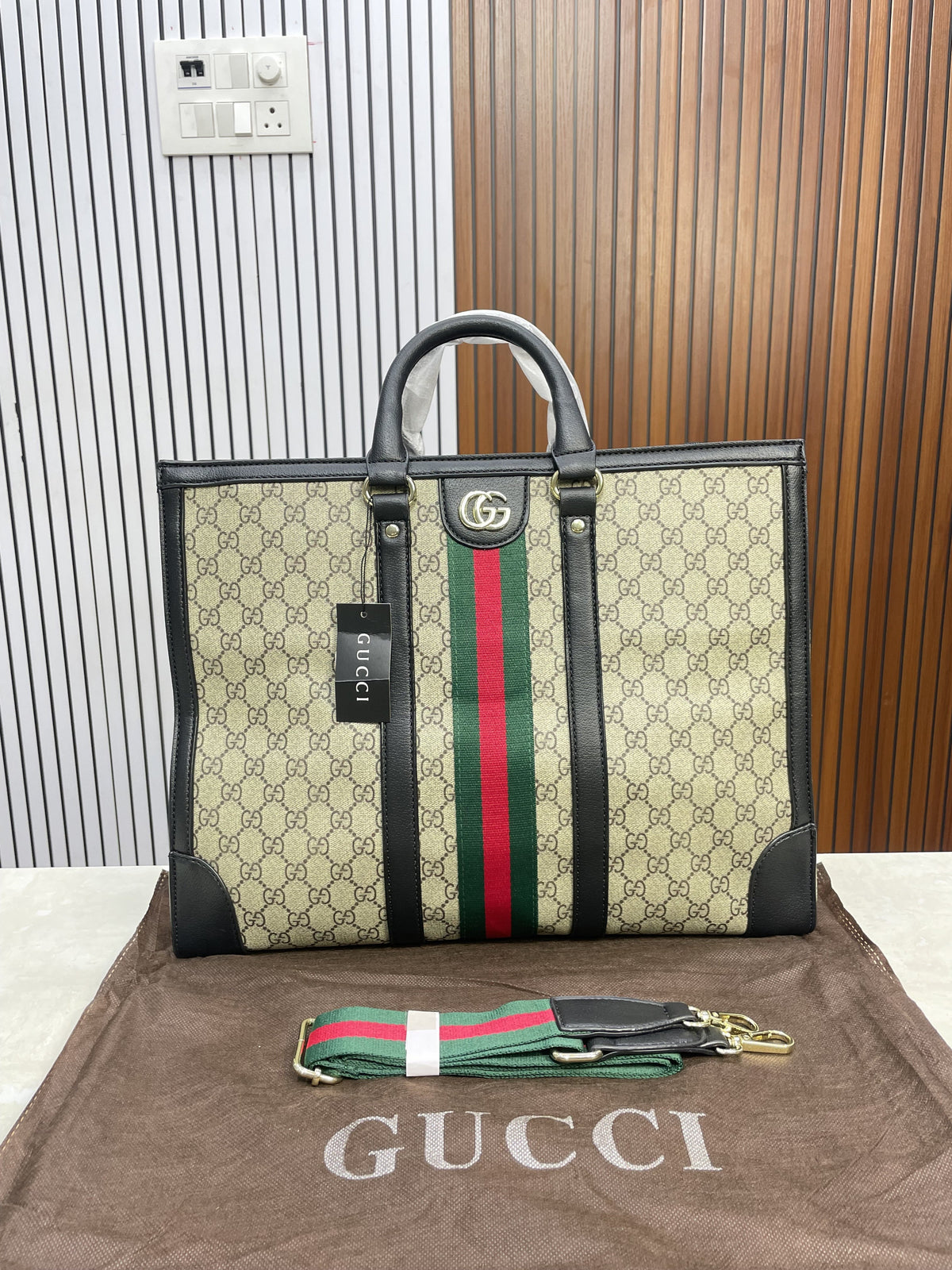 Gucc  i varsatile tote bag black with dust bag 131