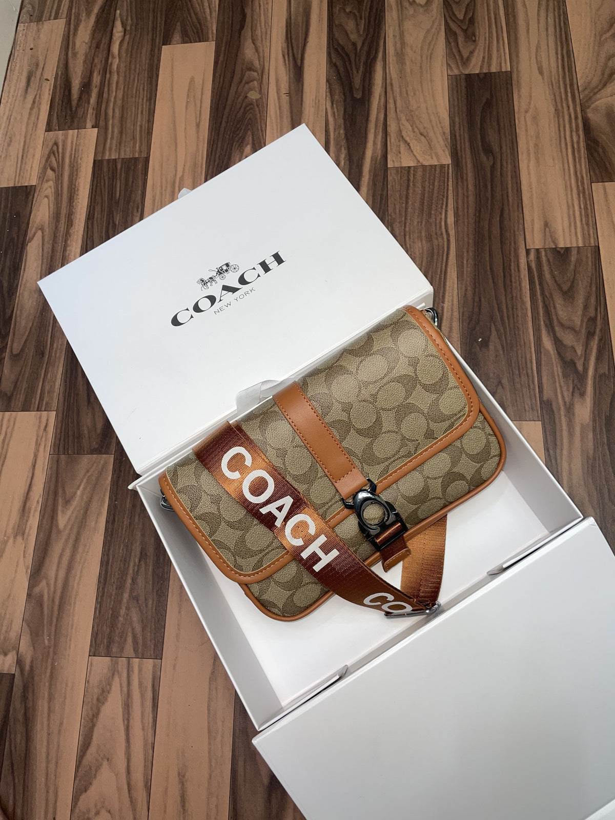 Coac  h league messenger bag in signature With folding box 259
