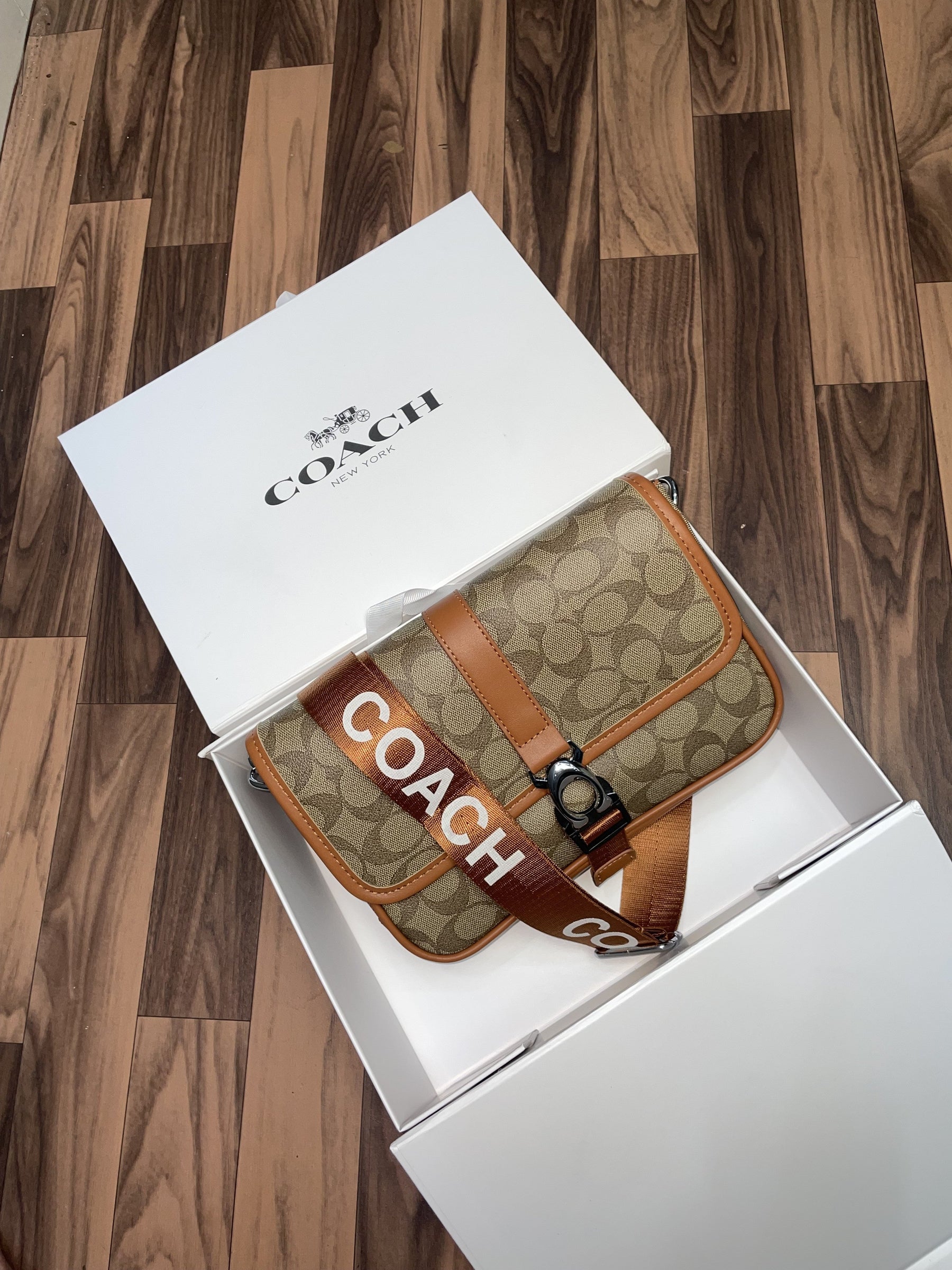 Coac  h league messenger bag in signature With folding box 259
