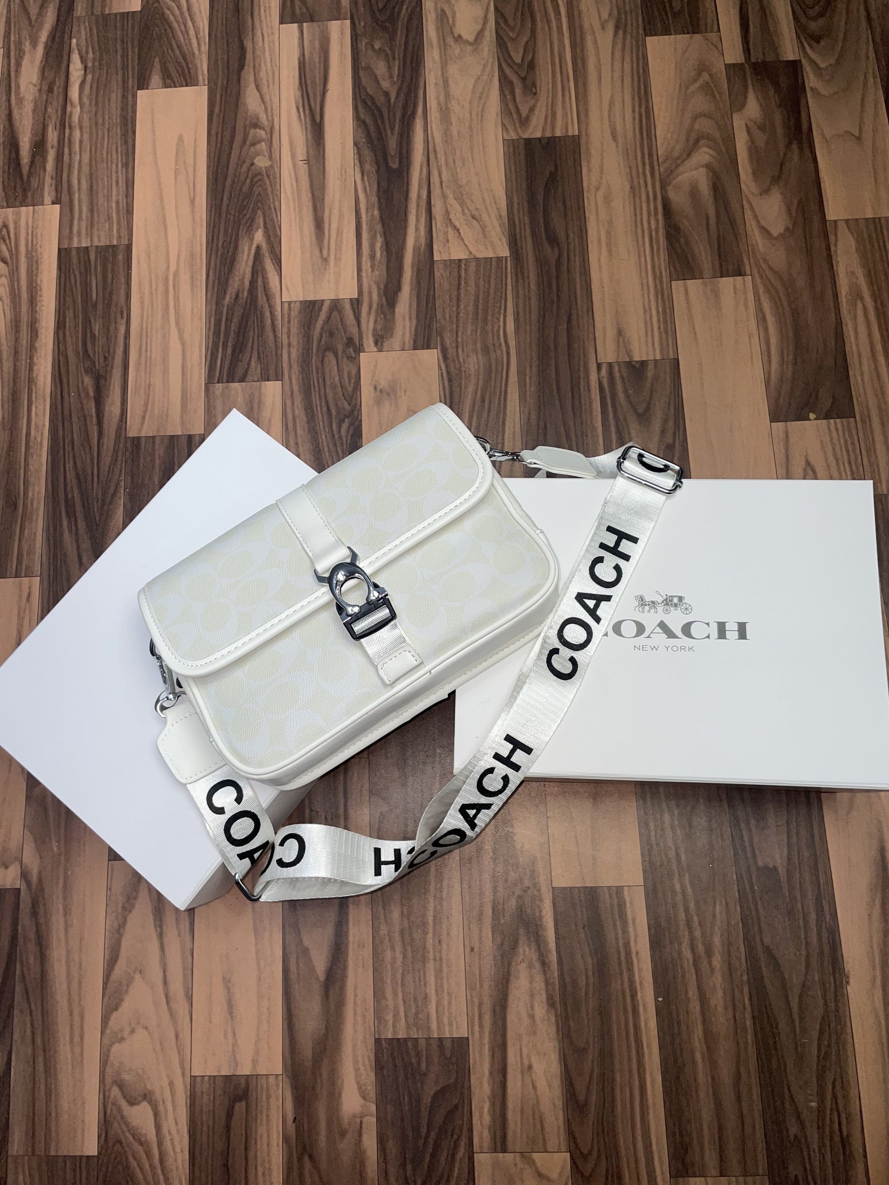 Coac  h league messenger bag in signature With folding box 260