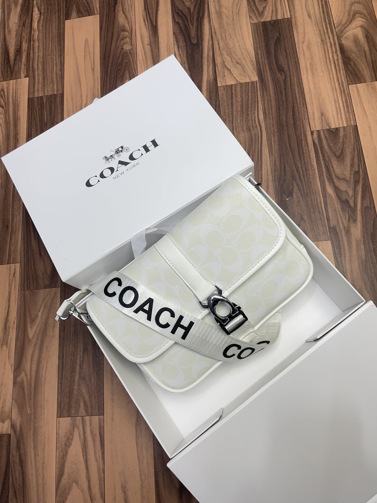 Coac  h league messenger bag in signature With folding box 260