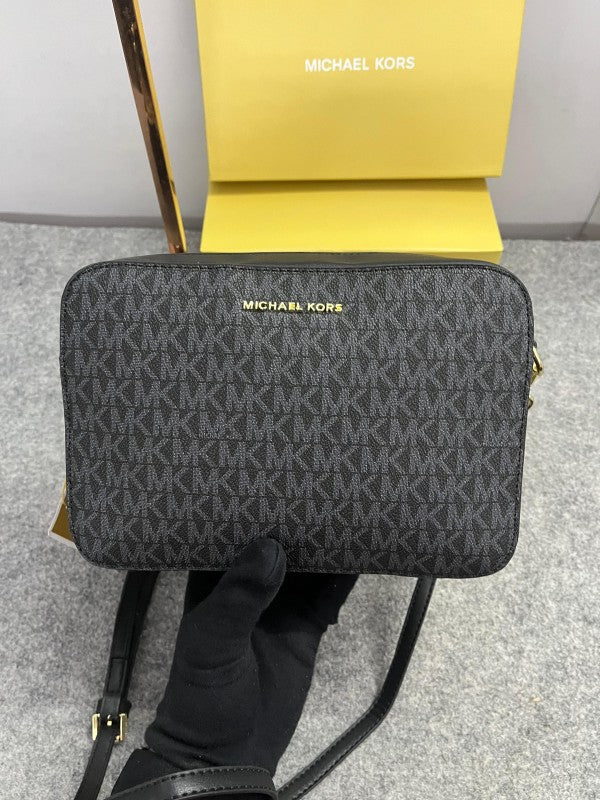 Michael  kors Jet Set Camera Bag With OG & Box Dust Bag (Black Black) 9028