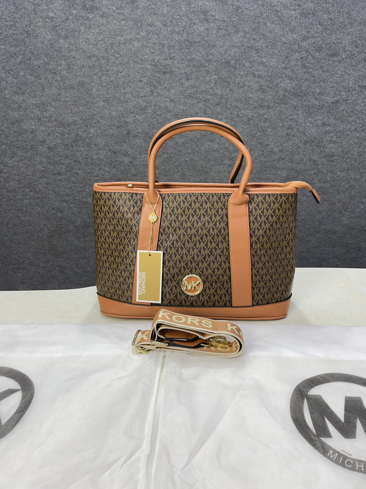 Michael  kors luisa Medium Logo with dust bag 354