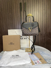 coac  h sammy 21 signature tophandle bag  Comes with Extra long sling And carry bag & box 475
