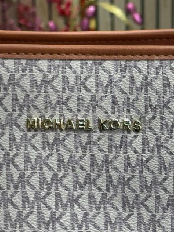 Michael  Kors Jet Set Travel Tote With Wallet (Beige)