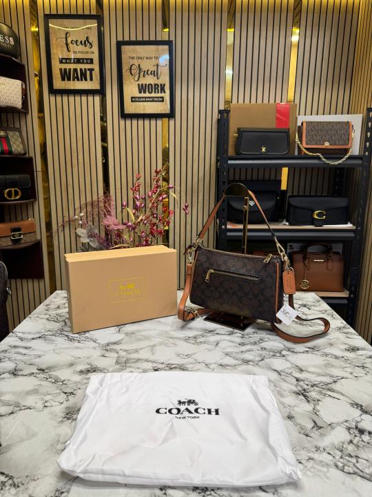 COAC  H SIGNATURE HANDBAG WITH OG BOX AND DUST BAG PREMIUM QUALITY