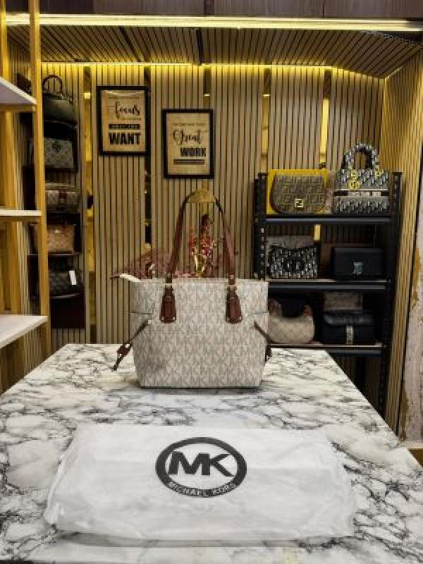 Michael  kors voyager tote bag with dust bag (Beige)