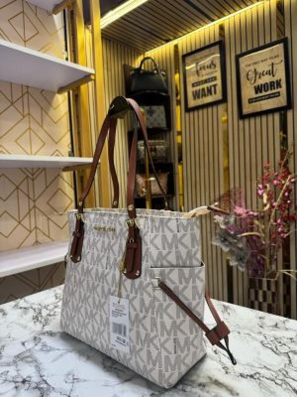 Michael  kors voyager tote bag with dust bag (Beige)