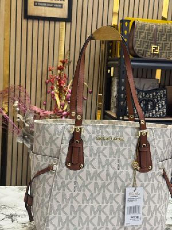 Michael  kors voyager tote bag with dust bag (Beige)