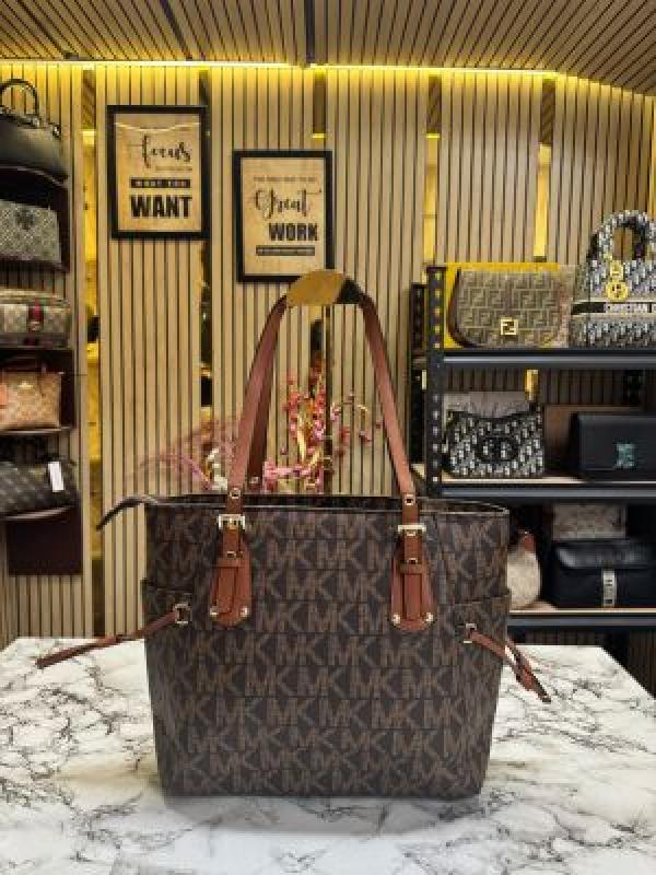 Michael  kors voyager tote bag with dust bag (Brown)