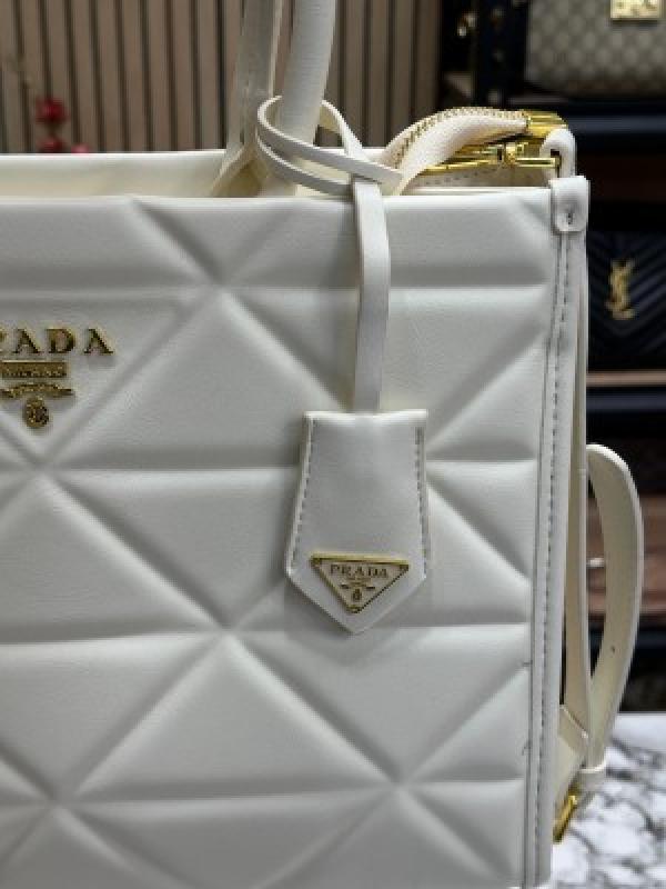 PRAD  A SYMBOLE TOTE WITH DUST BAG PREMIUM QUALITY DONT COMPARE WITH MARKET QUALITY (WHITE)