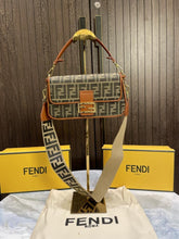 Fend  i Baguette Chain Midi with og box 295