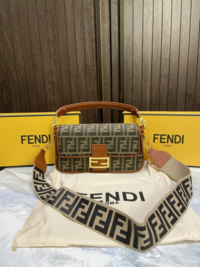 Fend  i Baguette Chain Midi with og box 295