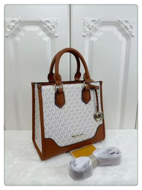 Michael  Kors tote with dust cover 5318